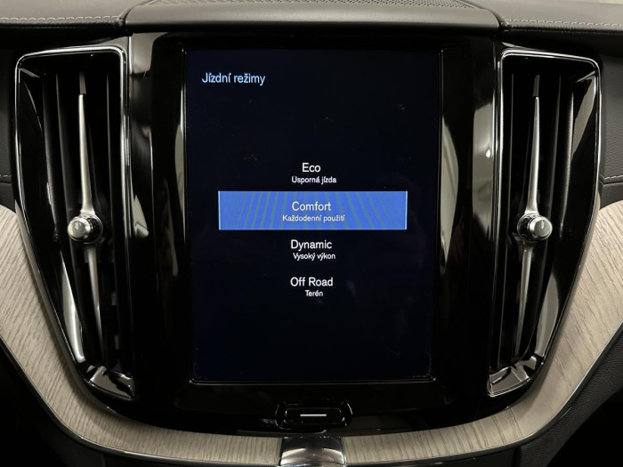 Volvo XC60 B4 AWD INSCRIPTION REZERVACE