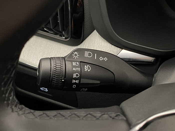 Volvo XC60 B5 AWD PLUS DARK REZERVACE