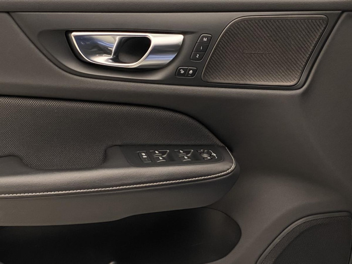 Volvo V60 B6 AWD R-DESIGN REZERVACE