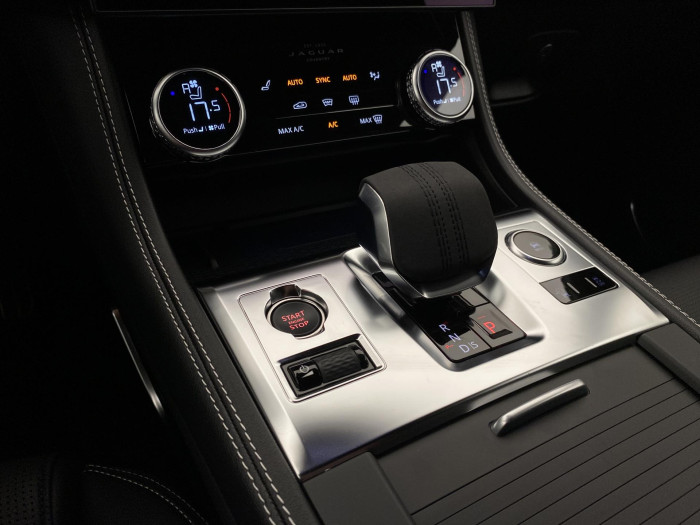 Jaguar F-Pace D300 R-DYNAMIC SE REZERVACE 3.0 d Dynamic SE