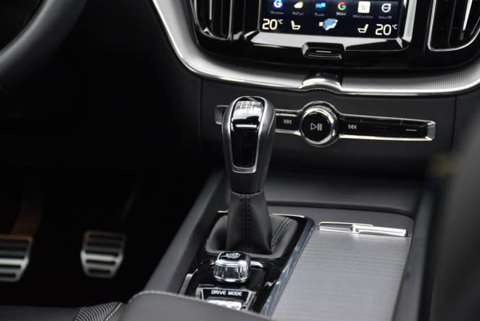 Volvo XC60 D3 R-Design 1.maj. REZERVACE 2.0 d