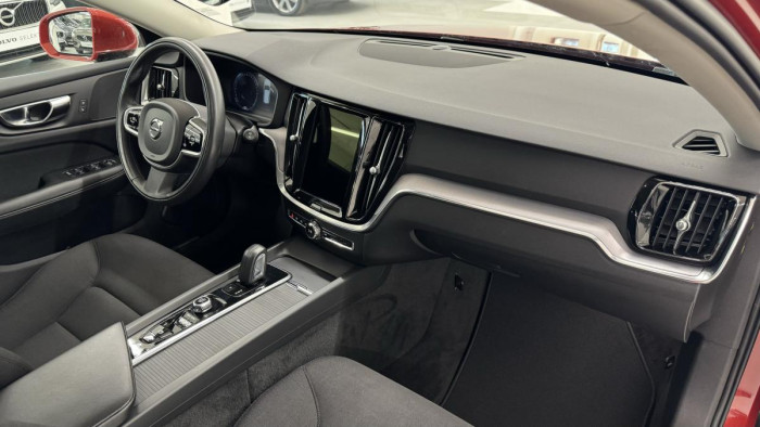 Volvo V60 B4 MOMENTUM AUT REZERVACE 2.0 Momentum