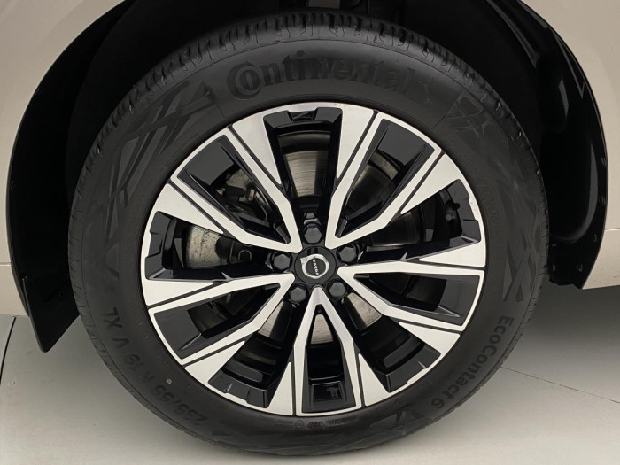 Volvo XC60 B4 AWD R-DESIGN AUT REZERVACE