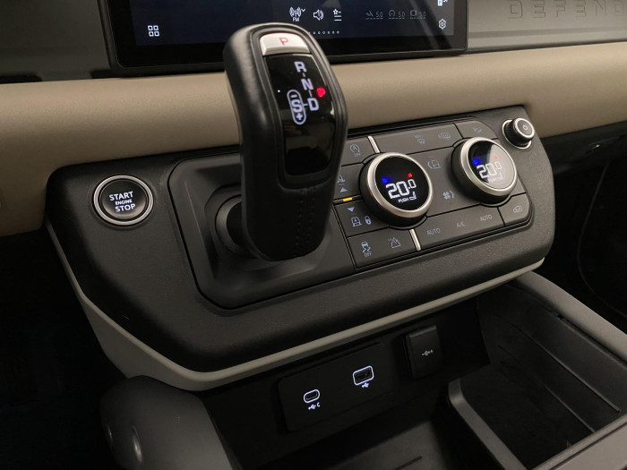 Land Rover Defender P400 SE AWD AUT REZERVACE 3.0 SE