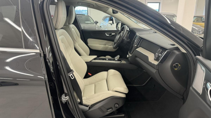 Volvo XC60 B5 AWD INSCRIPTION REZERVACE