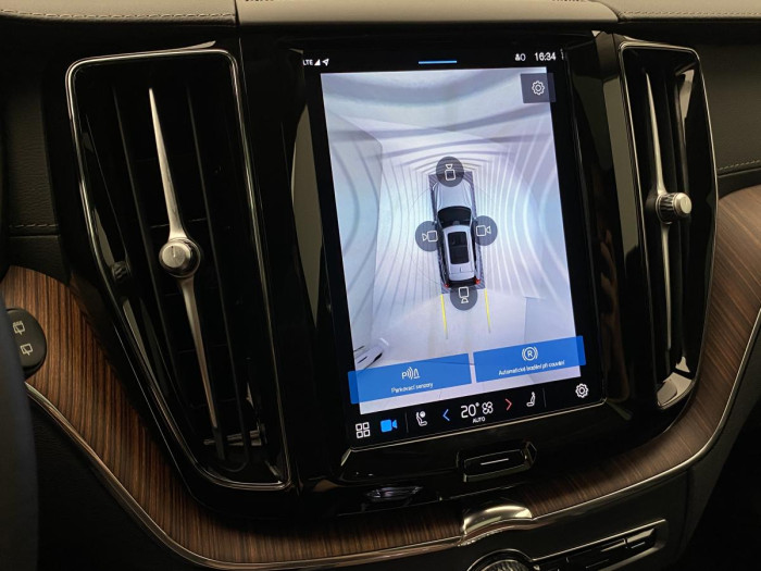 Volvo XC60 B4 AWD DARK ULTIMATE REZERVACE