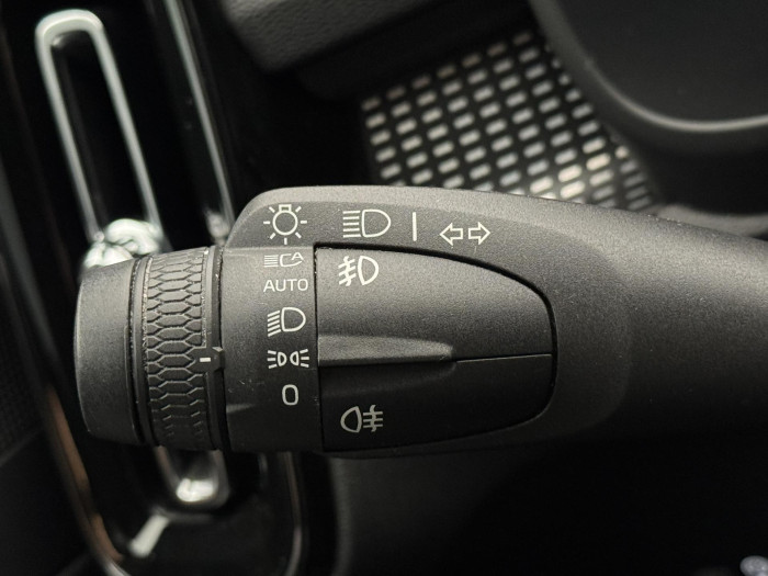 Volvo XC40 T3 R-DESIGN AUT REZERVACE