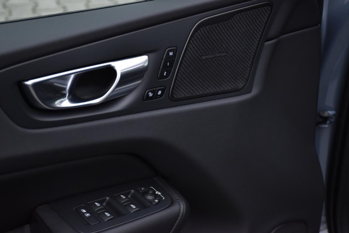 Volvo XC60 B4 AWD R-Design REZERVACE