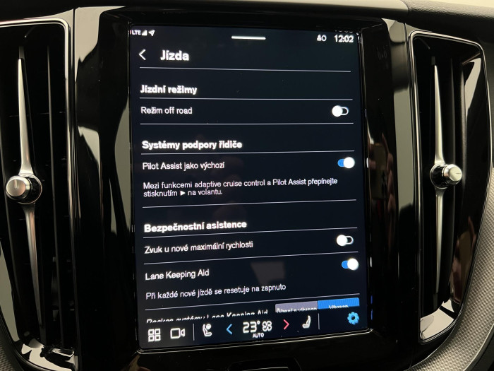 Volvo XC60 B5 AWD PLUS DARK AUT CZ