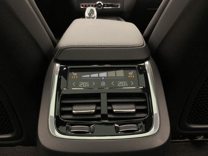 Volvo XC60 B5 AWD ULTIMATE REZERVACE