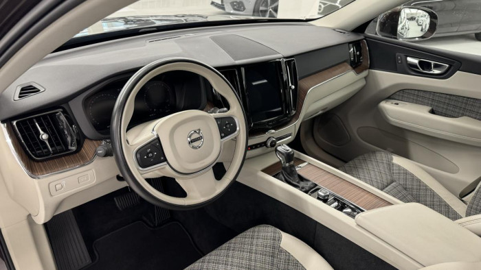 Volvo XC60 T5 AWD MOMENTUM REZERVACE 2.0 Momentum