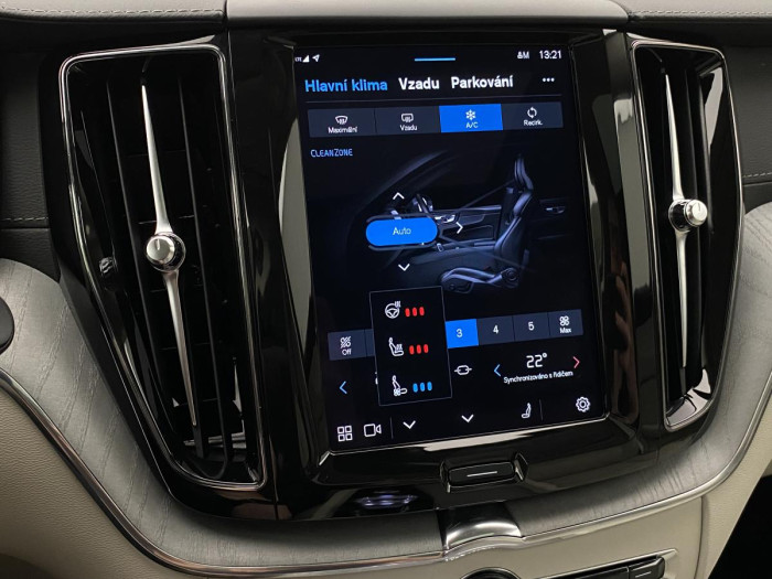 Volvo XC60 B4 AWD ULTIMATE AUT REZERVACE