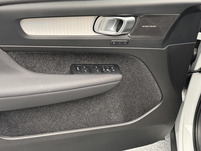 Volvo XC40 B3 PLUS DARK AUT CZ 1.maj