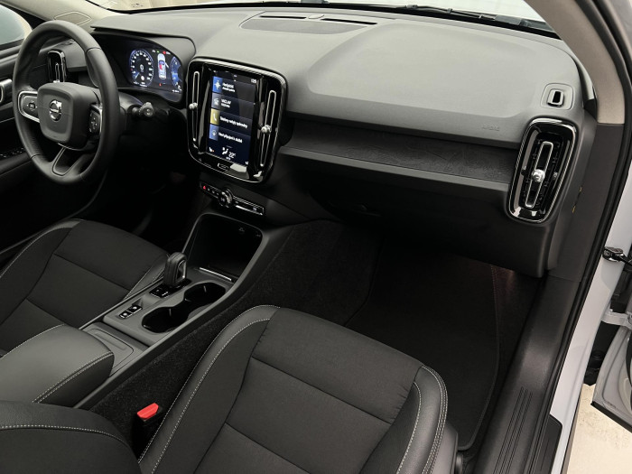 Volvo XC40 D4 AWD MOMENTUM PRO AUT CZ 2.0 d Momentum