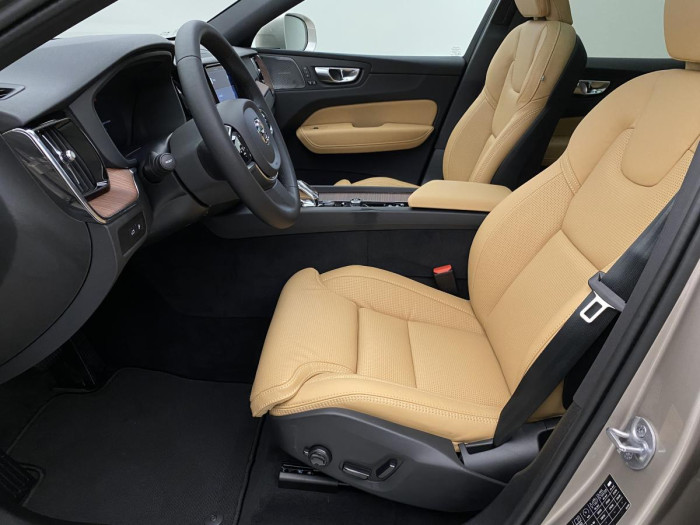 Volvo XC60 T6 AWD AT RECHARGE BRIGHT PLUS 2.0 AT Plus