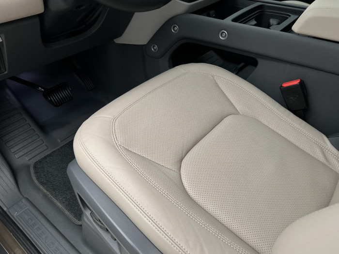 Land Rover Defender D250 SE AWD AUT CZ 3.0 d SE