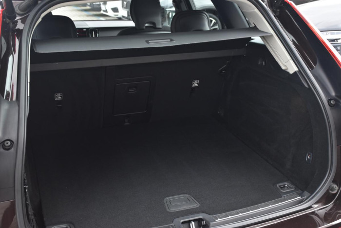 Volvo XC60 B4 AWD MOMENTUM REZERVACE 2.0 Momentum