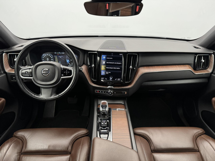 Volvo XC60 B4 AWD MOMENTUM CZ 1.maj 2.0 Momentum