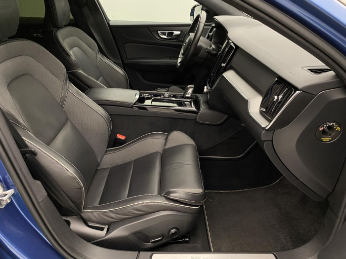Volvo V60 T8 AWD R-DESIGN AUT REZERVACE