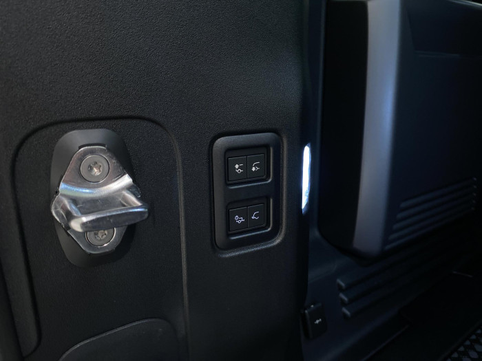 Land Rover Defender OCTA BLACK P635