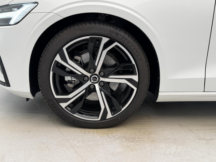 Volvo V60 B4 PLUS DARK AUT 1.maj.
