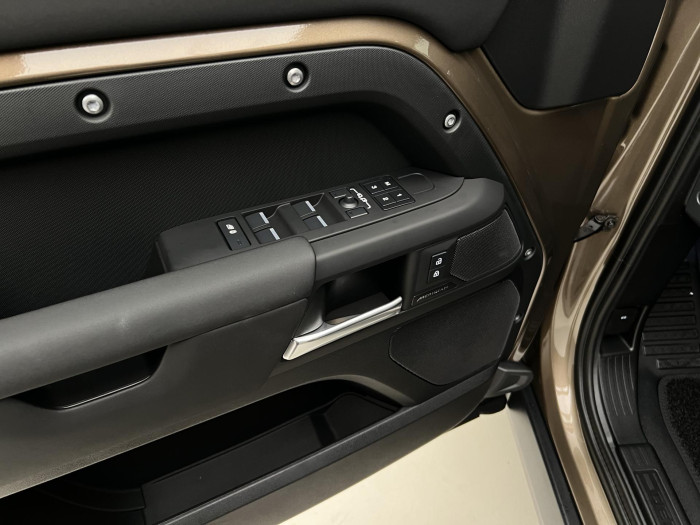 Land Rover Defender 110 D250 X-Dyn SE REZERVACE 3.0 d SE