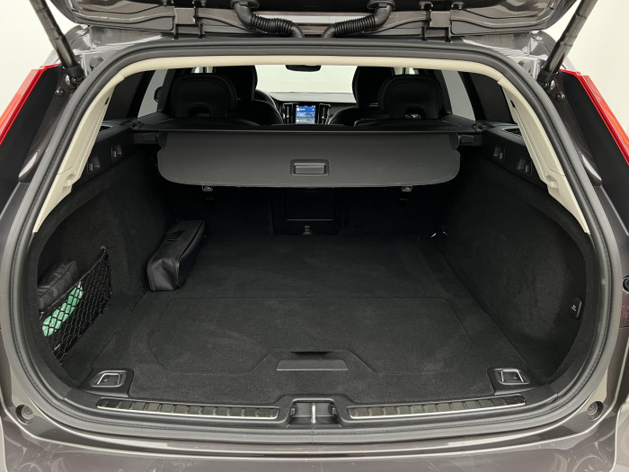 Volvo V60 B4 PLUS DARK AUT 1.maj.