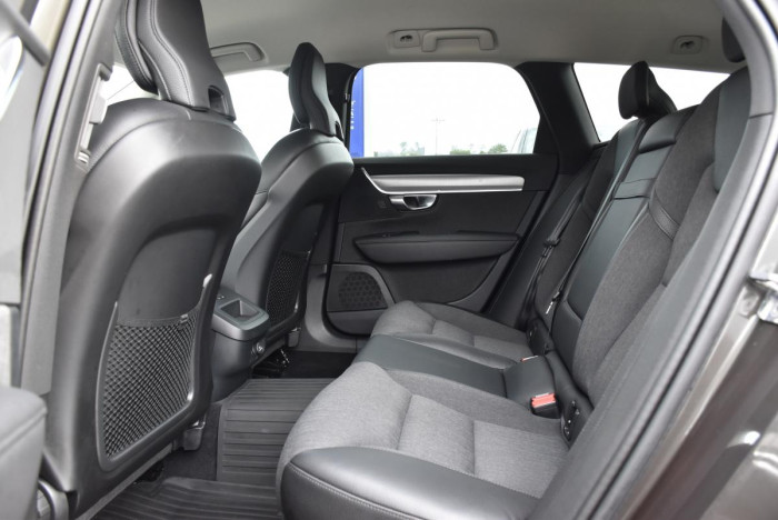 Volvo V90 D4 MOMENTUM ADVANCED REZERVACE 2.0 d Momentum