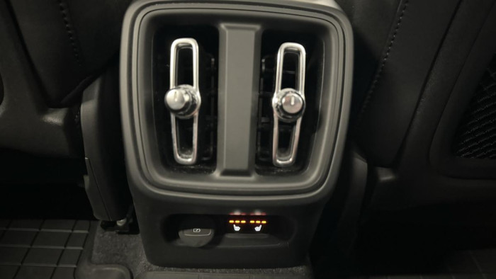 Volvo XC40 T4 R-DESIGN REZERVACE