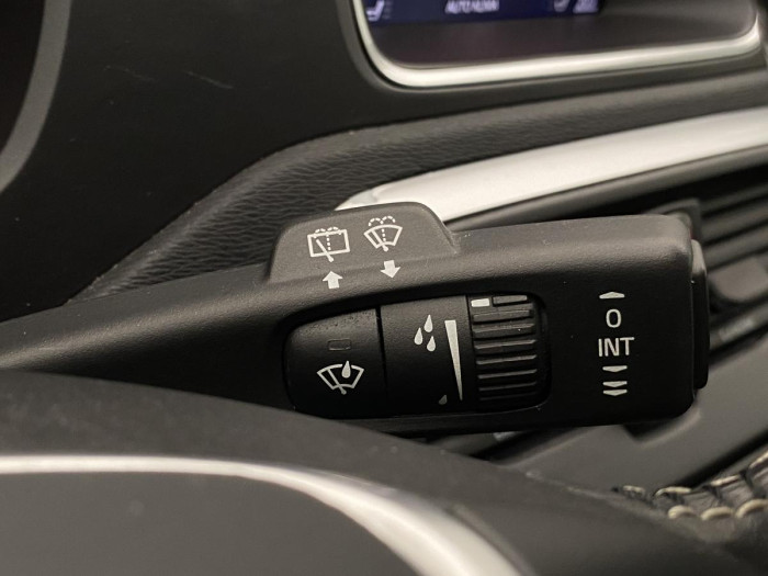 Volvo V40 T3 R-DESIGN AUT REZERVACE