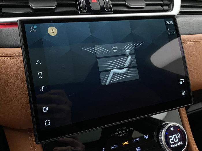 Jaguar F-Pace D200 R-DYNAMIC REZERVACE 2.0 d Dynamic