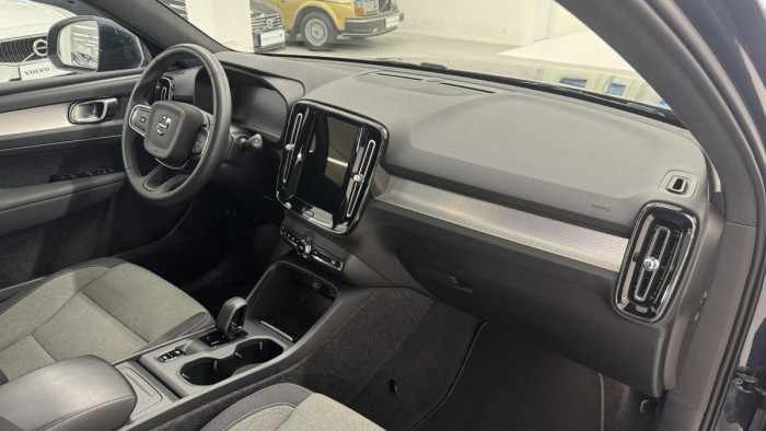 Volvo XC40 B4 MOMENTUM REZERVACE 2.0 Momentum