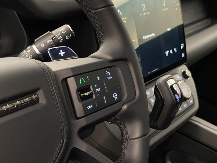 Land Rover Defender OCTA BLACK P635