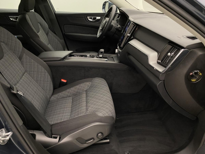 Volvo XC60 B4 MOMENTUM AUT REZERVACE 2.0 Momentum