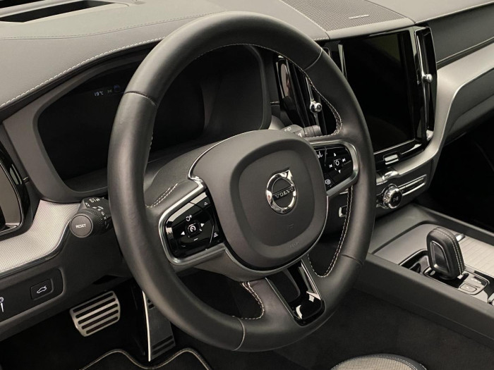 Volvo XC60 B5 AWD R-DESIGN AUT REZERVACE