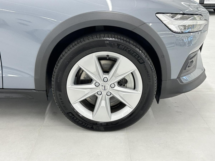Volvo V60 CROSS COUNTRY B4 REZERVACE