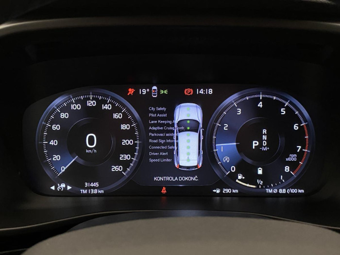 Volvo XC40 B4 MOMENTUM AUT REZERVACE 2.0 Momentum