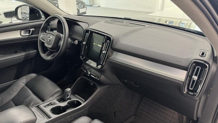 Volvo XC40 T4 AWD MOMENTUM AUT REZERVACE 2.0 Momentum