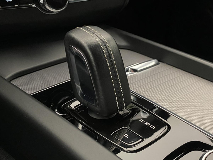 Volvo XC60 B5 AWD R-DESIGN REZERVACE