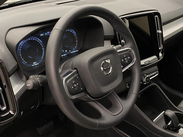 Volvo XC40 B4 MOMENTUM AUT REZERVACE 2.0 Momentum