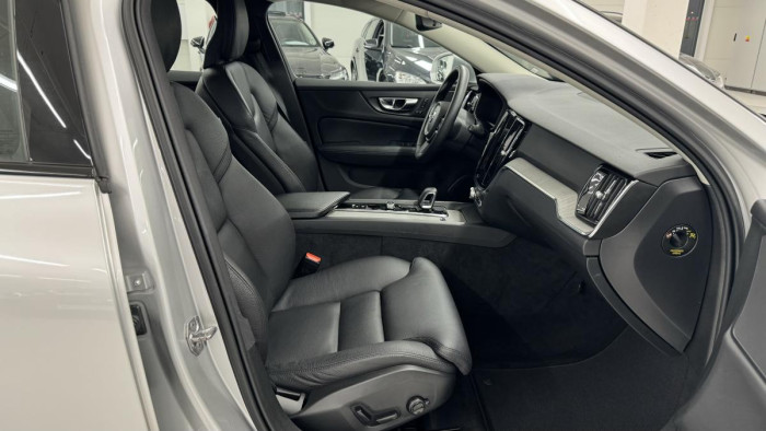 Volvo V60 CROSS COUNTRY B4 REZERVACE