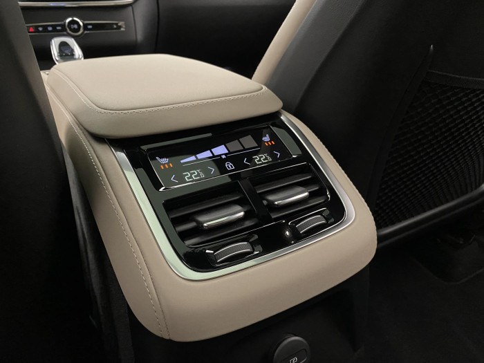 Volvo XC90 T8 AWD RECHARGE DARK ULTRA 7