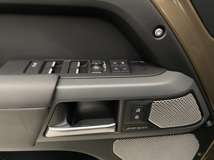 Land Rover Defender 130 D300 SE AWD AUT CZ 3.0 d SE