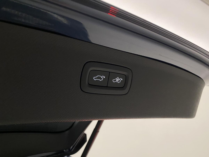 Volvo XC90 B5 AWD R-DESIGN AUT REZERVACE