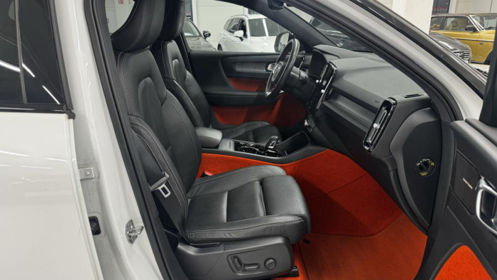 Volvo XC40 T4 AWD R-DESIGN REZERVACE