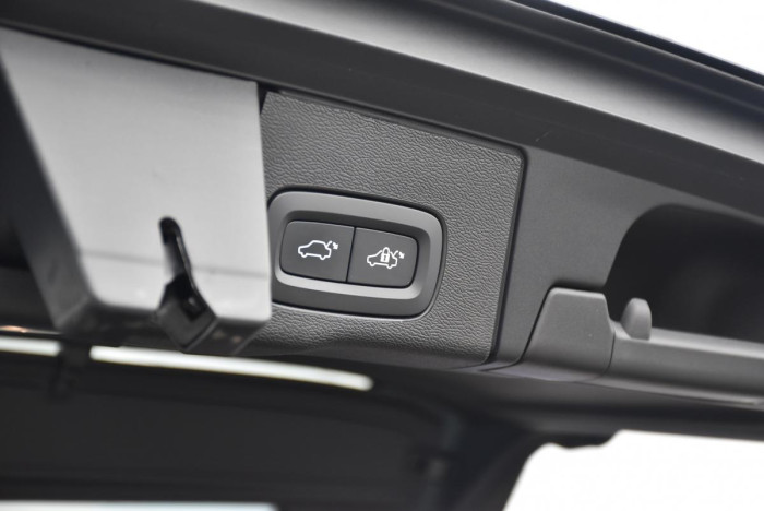 Volvo XC60 B5 AWD ULTIMATE REZERVACE