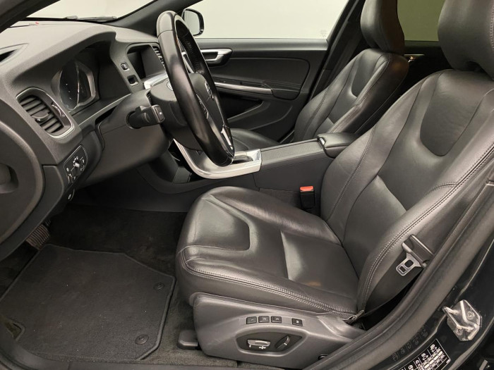 Volvo V60 CC D4 AWD SUMMUM AUT REZERVACE 2.4 d CC CC Summum