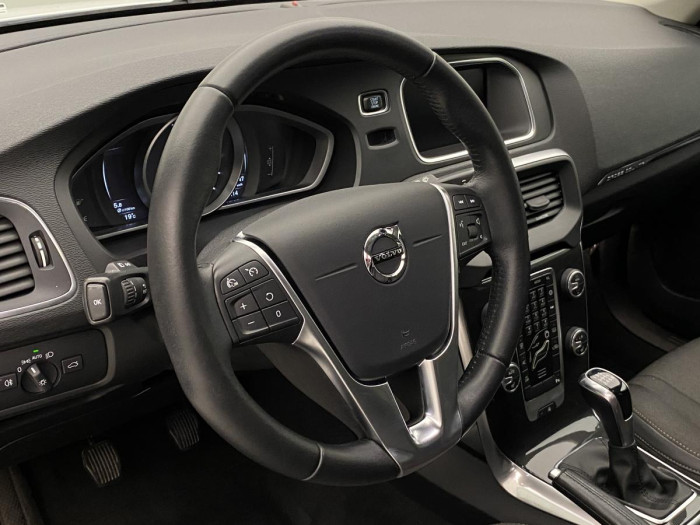 Volvo V40 CC D3 MOMENTUM REZERVACE 2.0 d CC CC Momentum