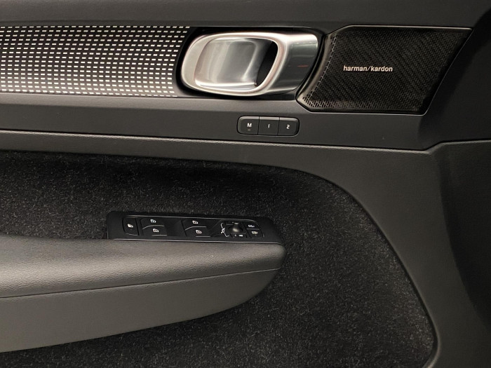 Volvo XC40 T4 AWD R-DESIGN REZERVACE