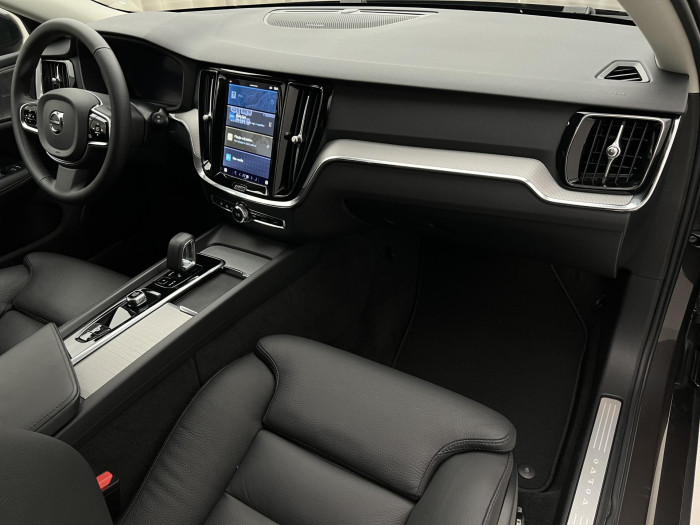 Volvo V60 B4 PLUS DARK AUT 1.maj.